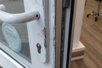Etliche Einbrüche im Vogtland halten die Polizei zum Jahresende in Atem: Wo die Kriminellen überall zuschlugen - In diesem Fall eines Plauener Friseursalons misslang der Einbruch zwar, doch auch dort richteten Kriminelle Sachschaden an.