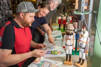 Etwa 100 Einsendungen für Nussknacker-Design-Wettbewerb in Seiffen - Markus Füchtner, seine Lebensgefährtin Carola Seifert und sein Vater Volker Füchtner freuen sich über die Vielzahl an Einsendungen zum Nussknackerwettbewerb.