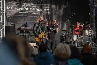 Etwa 2000 Besucher bei Demokratie-Fest im Stadthallenpark -