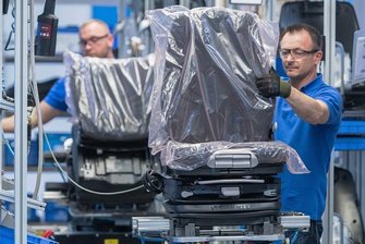 Etwa jeder dritte Autozulieferer in Sachsen musste Jobs abbauen - Die Autozulieferindustrie hat weiter mit den Folgen der Pandemie zu kämpfen. Laut Umfrage verzeichnen 39 Prozent der Betriebe in Sachsen selbst gegenüber dem Coronajahr 2020 geringere Umsätze.