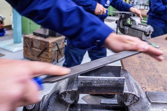 Etwa jeder dritte Azubi in Sachsen braucht bis zu zwei Stunden zur Berufsschule - In den Lehrwerkstätten der Berufsschulzentren lernen die Azubis Dinge, die ihnen ihr Betrieb zum Teil nicht vermitteln kann: Doch wegen der langen Anfahrtswege mieden viele sächsische Azubis schon einige Berufe.