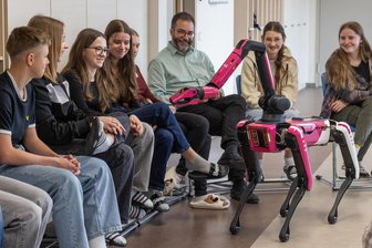 „Etwas Cooles wie bei Tiktok“: Warum Roboterhund Spot in einer Oberschule im Erzgebirge zum Einsatz kommt - Ein Forscherteam war mit Roboterhund Spot in der Privaten Oberschule Geyer zu Gast. Lehrer Ronny Müller 3. v. r.) hatte das organisiert.