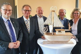 Etwas Glamour, viel Disziplin: Intendant der Vogtland Philharmonie feiert 60. Geburtstag - Intendant Stefan Fraas (2. von links) feierte seinen 60. Geburtstag. Zu den Gästen zählten (von links): Reichenbachs OB Raphael Kürzinger (CDU), dessen Greizer Amtskollege Alexander Schulze (parteilos), der vogtländische Ex-Landrat Tassilo Lenk und Silke Fischer aus der Kreisbehörde.