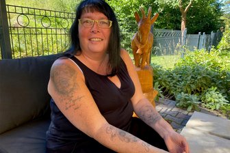 „Etwas sehr Tiefgründiges“: Warum sich ältere Menschen ihr erstes Tattoo stechen lassen - Mit 20 eine Jugendsünde, mit 50 eine wohlüberlegte Entscheidung: Manja Klöpzig aus Striegistal hat sich in den vergangenen Monaten ihre Hunde als Tattoo verewigen lassen.