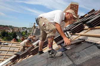 Etwas weniger Arbeitslose im Landkreis Zwickau - Diese Dachdecker kümmerten sich 2012 ums Dach der Tännichtschule in Meerane.