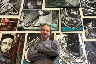 Etzdorf elektrisiert: Kunstfestival auf flachem Land ist Magnet für Großstädter und Gäste aus ganz Deutschland - Guido Günther, Geschäftsführer der Chemnitzer RebelArt GmbH mit Ableger in Etzdorf, vor einer Wand mit seinen Leinwänden.