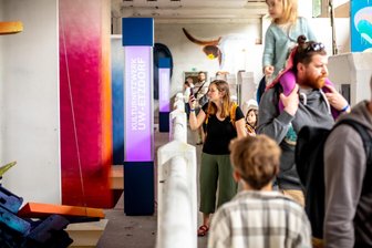 Etzdorf: Uwe-Kunstfest im Umspannwerk zieht Gäste aus nah und fern magnetisch an - Das Umspannwerk in Etzdorf wird zu Pfingsten wieder zur Bühne für Kunst, Musik und Begegnung.