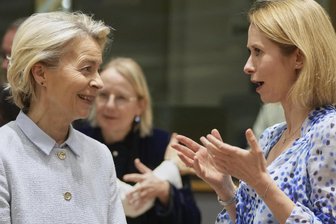 EU-Außenbeauftragte ringt um Koalition der Willigen für Ukraine - EU-Kommissionschefin Ursula von der Leyen (links) spricht mit der EU-Außenbeauftragten Kaja Kallas.