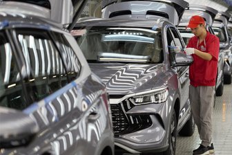 EU droht China jetzt mit drastischen Strafzöllen auf E-Autos - Ein Arbeiter prüft die Qualität eines New Energy Vehicle (NEV) im Werk von BYD, Chinas führendem NEV-Hersteller, in Zhengzhou in der zentralchinesischen Provinz Henan.