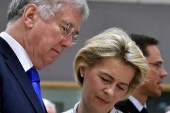 EU-eigene Zentrale für Auslandseinsätze - Kooperationsbereit: der britische Verteidigungsminister Michael Fallon mit seiner Amtskollegin Ursula von der Leyen.