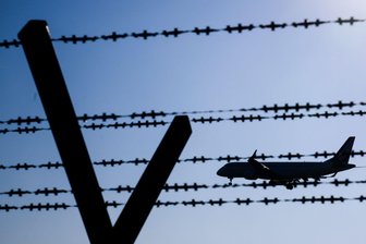 EU einig: Weg für Abschiebezentren in Drittstaaten frei - Die Zahl der Abschiebungen aus den EU-Ländern war im vergangenen Jahr gestiegen. (Symbolbild)