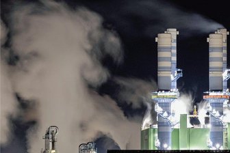 EU einigt sich auf Klimaschutzpaket - Dampf steigt aus Industrieschornsteinen des Industriepark Höchst auf. Der Ausstoß von CO soll in der EU künftig deutlich teurer werden. Der Ausstoß von CO soll in der EU künftig deutlich teurer werden.