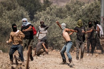 EU einigt sich auf Sanktionen gegen israelische Siedler - Rechtsgerichtete israelische Siedler greifen regelmäßig im Westjordanland Palästinenser an. (Archivbild)