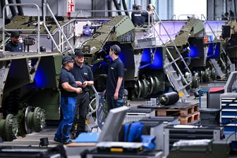 EU-Einigung: Schnellverfahren für Aufrüstungsprojekte kommt - Zur Stärkung der Verteidigungsindustrie soll in der EU Bürokratie abgebaut werden. (Archivbild)