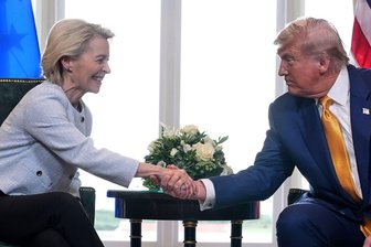 EU-Einigung: USA bekommen Zollvorteile unter Vorbehalt - Sie vereinbarten im vergangenen Sommer den Zolldeal: EU-Kommissionspräsidentin Ursula von der Leyen und US-Präsident Donald Trump. (Archivbild)