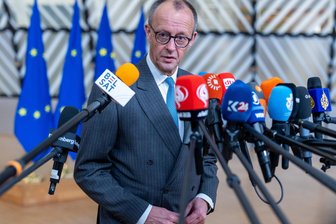 EU-Gipfel: 90 Milliarden für die Ukraine und ein Dämpfer für Merz - Die Ukraine bekommt Geld, aber nicht so, wie es Bundeskanzler Friedrich Merz (CDU) eigentlich wollte. Die eingefrorenen russischen Staatsgelder bleiben vorerst liegen.
