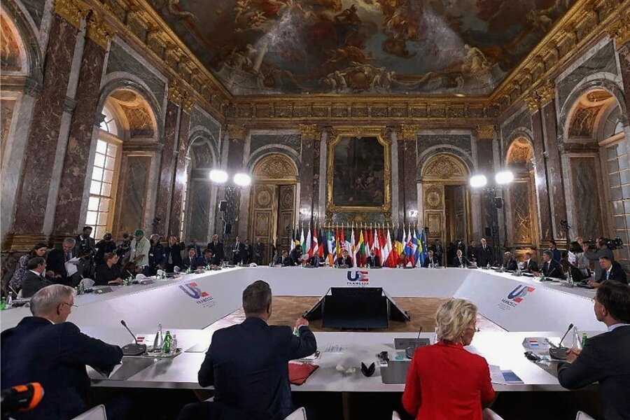 EU-Gipfel: Kein Blitzbeitritt der Ukraine, aber Geld für Militär - EU-Sondergipfel auf Schloss Versailles bei Paris: Die Spitzenvertreter der EU und die Staats- und Regierungschefs der 27 Mitgliedsstaaten beraten über den Ukraine-Krieg. 