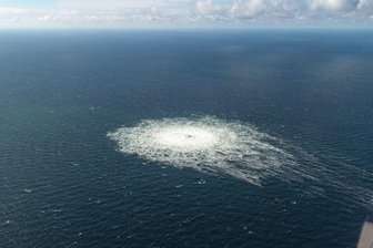 EU hält Pipeline-Sabotage für wahrscheinlich und droht mit Sanktionen - Diese Luftaufnahme vom dänischen Verteidigungskommando zeigt das Gasleck in der Nähe von Bornholm.