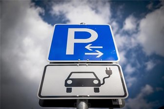 EU-Klimaplan offenbart beim genaueren Hinsehen Schwächen - Ab 2035 sollen im EU-Raum nur noch emissionsfreie Autos neu zugelassen werden. Dazu sieht der EU-Plan den massiven Ausbau der Ladeinfrastruktur bis 2030 mit zehn Millionen Ladestationen vor. Experten halten das für wenig realistisch. 