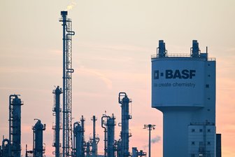 EU-Kommission: BASF darf Lacke-Sparte an Carlyle verkaufen - Der Verkauf soll im zweiten Quartal des kommenden Jahres abgeschlossen sein und spült BASF vor Steuern 5,8 Milliarden Euro in die Kasse. (Archivbild)