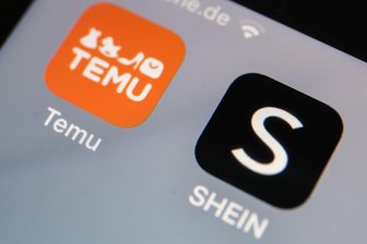 Die Apps der Internethändler Temu und Shein sind auf dem Display eines Smartphones zu sehen.