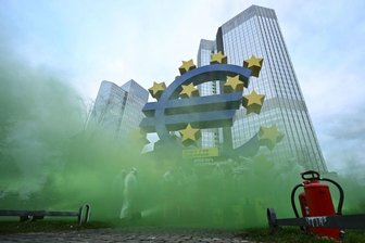 Aktivisten des «Koala Kollektivs» demonstrieren vor der Euro-Skulptur in der Frankfurter Innenstadt gegen «Greenwashing» von Atomenergie und Erdgas durch die Taxonomie der EU.