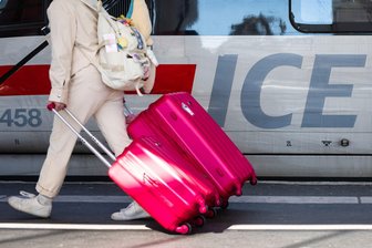 EU-Kommission will internationale Zugreisen erleichtern - Wer mit dem Zug verreist, soll nach den Plänen der EU-Kommission auch bei Fahrten unterschiedlicher Unternehmen bei Ausfällen gut geschützt sein. (Symbolbild)