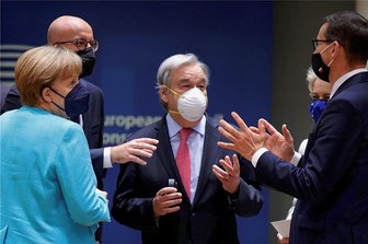 EU-Mitglieder sitzen beim Gipfel zwischen allen Stühlen - Kanzlerin Angela Merkel (v.l.n.r) im Gespräch mit EU-Ratschef Charles Michel, UN-Generalsekretär Antonio Guterres, EU-Kommissionschefin Ursula von der Leyen und Polens Premier Mateusz Morawiecki.