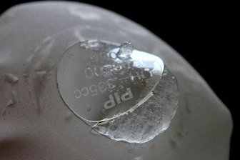 EU-Richterspruch zu Brustimplantat-Skandal: Schmerzensgeldfrage offen - Ein geöffnetes Brust-Implantat des französischen Unternehmens PIP.