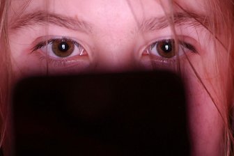 EU-Umfrage: Kinder sehen Social Media positiver als Eltern - Am Wochenende verbringen Jugendliche in der EU nach eigenen Angaben über 6 Stunden pro Tag in Sozialen Netzwerken. (Symbolbild)