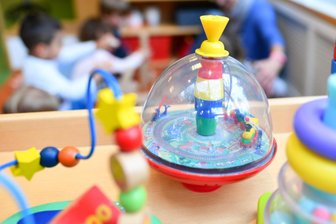 EU verschärft Regeln für Kinderspielzeug - PFAS – sogenannte Ewigkeitschemikalien – sind in Kinderspielzeug künftig verboten. Die EU hat ihre Richtlinie für die Sicherheit von Kinderspielzeug verschärft.