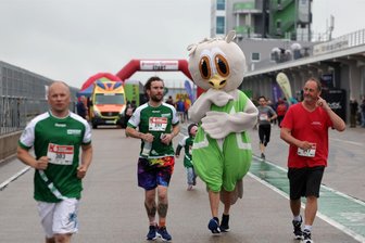 Eule „Murrphy“ beim Firmenlauf auf dem Sachsenring Hohenstein-Ernstthal - Die Eule „Murrphy“ war der unbestrittene Hingucker beim sechsten Firmenlauf. Mit dieser schweißtreibenden Kostümierung war Jan Büttner, Werkleiter der Stollberger Firma Murrelektronik, angetreten.