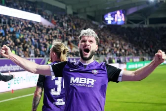 Euphorie nach Derbysieg gegen Dresden: Fans von Erzgebirge Aue träumen vom Relegationsplatz - Tor für Erzgebirge Aue - und Marco Schikora jubelt. Die Partie gegen Dynamo Dresden konnten der FCE am Sonntag für sich entscheiden. Die Freude bei Fans ist groß.