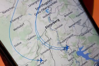 Eurofighter fliegen Schleifen über dem Vogtland: Was steckt dahinter? - Die Schleife der Eurofighter im Livebild der Flugsicherung am Montagabend.