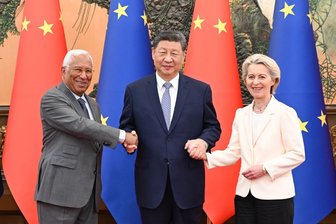 Europa amkurzen Hebel - Der chinesische Staatspräsident Xi Jinping (M.) trifft sich in der Großen Halle des Volkes mit dem Präsidenten des Europäischen Rates, Antonio Costa, und der Präsidentin der Europäischen Kommission, Ursula von der Leyen.