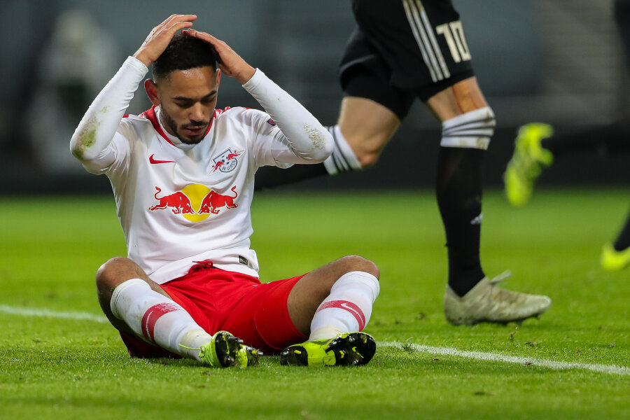 Europa-League-Aus für RB Leipzig: Schock durch spätes 1:1 gegen Trondheim - Leipzigs Spieler Matheus Cunha bedauert einen Fehlschuss.