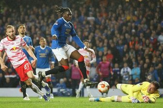 Europa League: RB Leipzig scheitert im Ibrox-Stadion, Frankfurt im Finale - Leipzigs Konrad Laimer (l) gegen Glasgows Calvin Bassey (M.) und Torwart Allan McGregor.