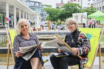 Europa zum Anbeißen: Open-Air-Frühstück zur Kulturhauptstadt auf dem Chemnitzer Rosenhof - Initiierten das europäische Frühstück im Rosenhof: Birgit Leibner (links) vom Bürgerhaus City und TU-Professorin Ulrike Brummert. Trotz überschaubarer Besucherzahlen waren sie zufrieden mit der Premiere.