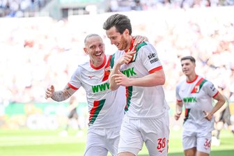 Europacup-Traum lebt: Augsburg schlägt schwache Gladbacher - Matchwinner per Doppelpack: Augsburg-Stürmer Michael Gregoritsch (Mitte).