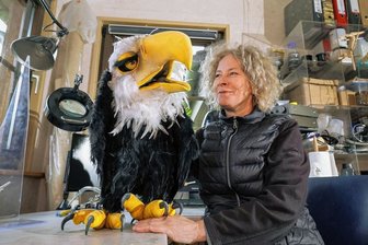 In der Lichtensteiner Werkstatt der Designerin Brigitte Schneider entstehen Klappmaul- oder Bauchrednerfiguren wie dieser Weißkopfseeadler, aber auch originalgetreue Porträtbüsten.