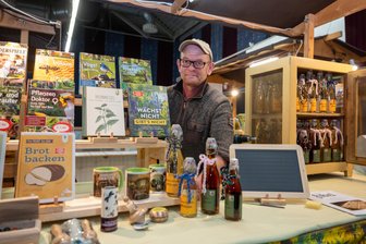 Europäischer Bauernmarkt in Plauen: Alle wichtigen Infos zu Öffnungszeiten, Anbietern und Parkplätzen auf einen Blick - Norman Schöbel baute am Donnerstagmittag auf dem Europäischen Bauernmarkt den Stand des Freilichtmuseums Landwüst-Eubabrunn auf.