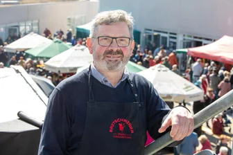 Europäischer Bauernmarkt in Plauen: So lief das erste Wochenende - Auf dem Freigelände des Bauernmarkts drängten sich die Menschen an den gastronomischen Angeboten. Cheforganisator Michael Bretschneider war zufrieden.