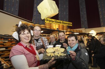 Europäischer Bauernmarkt in Plauen speckt wegen Corona-Angst ab - Holländischer Stand mit Gouda Kaas: Die Hofkäserei van Vliet gehört zu den Stamm-Ausstellern auf dem Europäischen Bauernmarkt in Plauen.