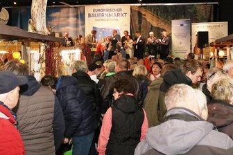 Europäischer Bauernmarkt in Plauen: Volles Haus am ersten Tag - Während auf der Bühne noch das Eröffnungsprogramm lief, kauften die Besucher schon ein.