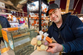 Europäischer Bauernmarkt in Plauen: Warum dieser Käse-Händler mit einem Aquarium angereist ist -