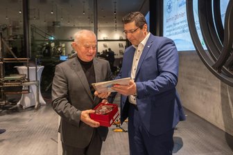 Europäischer Bauernmarkt Plauen: Gründungsvater mit Preis geehrt - Armin Döhler wurde mit dem Euregio-Egrensis-Preis 2024 geehrt. Foto: David Rötzschke/Landratsamt