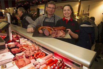 Europäischer Bauernmarkt soll in diesem Jahr wieder in Plauen stattfinden - aber erst später - Fleisch, hausschlachtene Wurst frisch und als Konserve - mit diesen Erzeugnissen ist der Landwirtschaftsbetrieb der Familie Bretschneider aus Rothenkirchen beim bislang letzten Europäischen Bauernmarkt in Plauen im Jahr 2020 vertreten gewesen. Vereinschef Michael Bretschneider (im Bild zusammen mit Tochter Martina) ist von Anfang an dabei. 