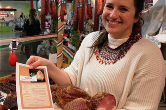 Europäischer Bauernmarkt: Vogtländer neugierig auf Osterschinken aus Ungarn - Flora Pek hat nicht nur den Osterschinken aus Ungarn mitgebracht, sondern auch gleich noch das passende Rezept dazu. 