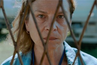 Europäischer Filmpreis für "Quo Vadis, Aida?" - Szene aus dem Spielfilm "Quo Vadis, Aida?". Aida (Jasna Đurièiæ) arbeitet 1995 als Dolmetscherin in Srebrenica, als ihre Familie in Lebensgefahr gerät.