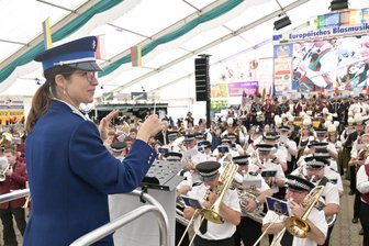 Europäisches Blasmusikfest in Bad Schlema ist eröffnet: 13 Orchester sorgen für Stimmung - Tanja Nussbaum, Musikalische Leiterin der Stadtmusik Zürich, dirigierte beim Eröffnungskonzert in Bad Schlema.